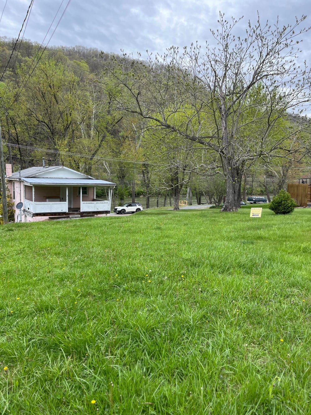 1300 Greenbrier Dr, Hinton, WV 25951 BHGRE