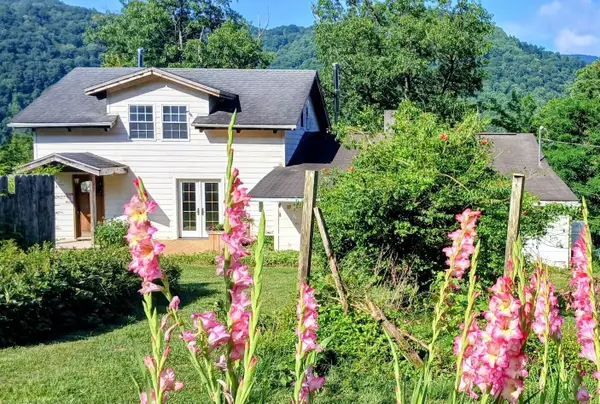 23 Pine Ln, Hinton, WV 25951