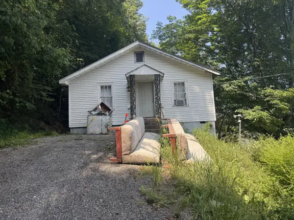 110 3rd Ave, Clendenin, WV 25045