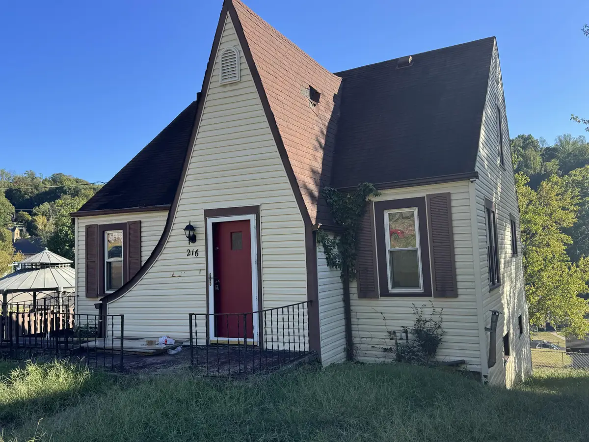 216 Sutherland Dr, Charleston, WV 25303 - #1