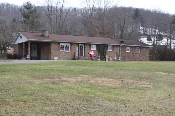 62 Howards Branch, Hinton, WV 25951