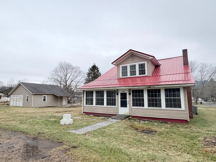 372 Monroe St, Rupert, WV 25984 - Image #2