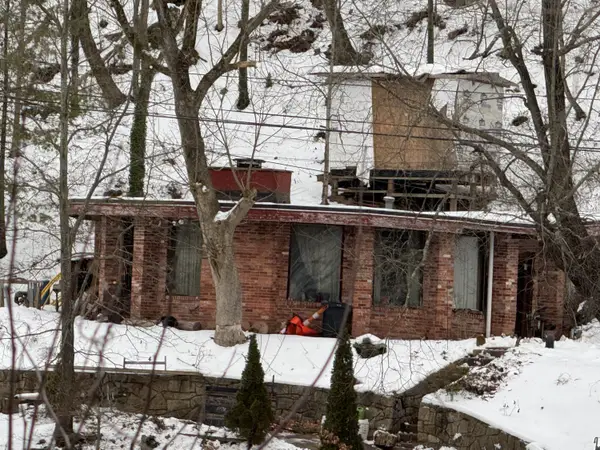 21 Lake Shore Dr, Charleston, WV 25313