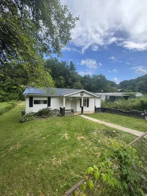 133 3rd St, Mount Hope, WV 25880 - #1