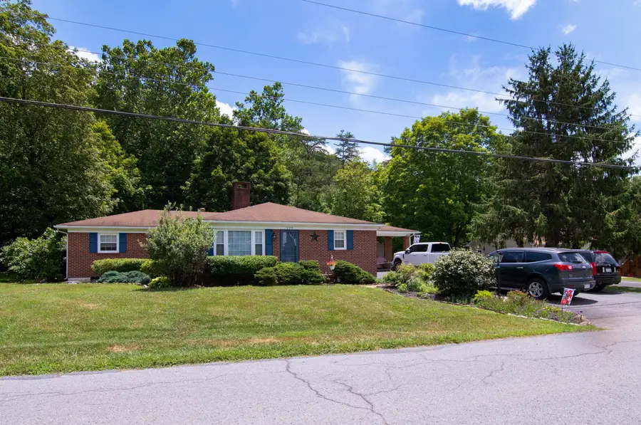 220 Manor Dr, White Sulphur Springs, WV 24986 - #2