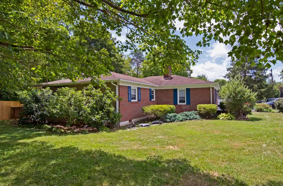 220 Manor Dr, White Sulphur Springs, WV 24986 - #3