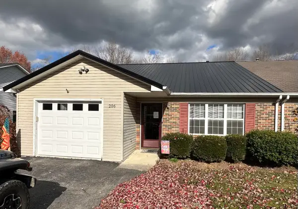 206 Village Dr, Lewisburg, WV 24901