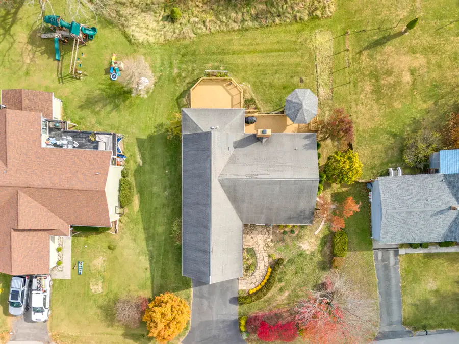 627 Crowfield Cir, Lewisburg, WV 24901 - Image #2