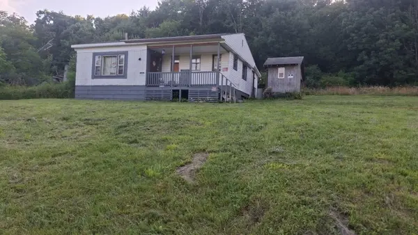 607 Settlement Dr, Charmco, WV 25958