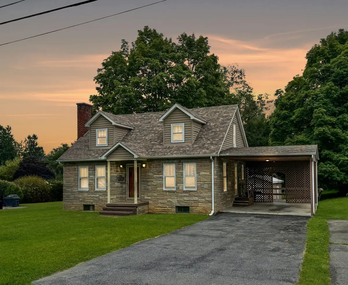 686 Lafayette St, Lewisburg, WV 24901 - #1
