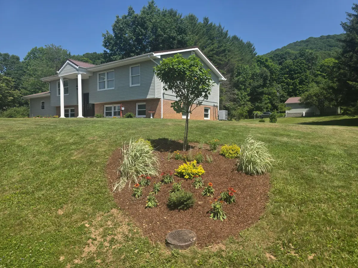 381 Pennsylvania Ave, Rainelle, WV 25962 - #1