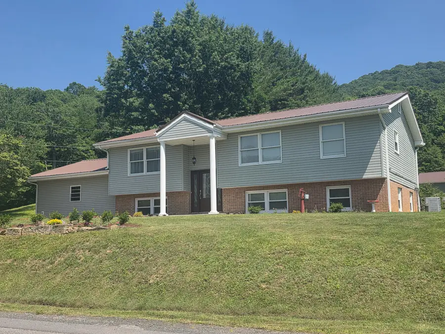 381 Pennsylvania Ave, Rainelle, WV 25962 - #2