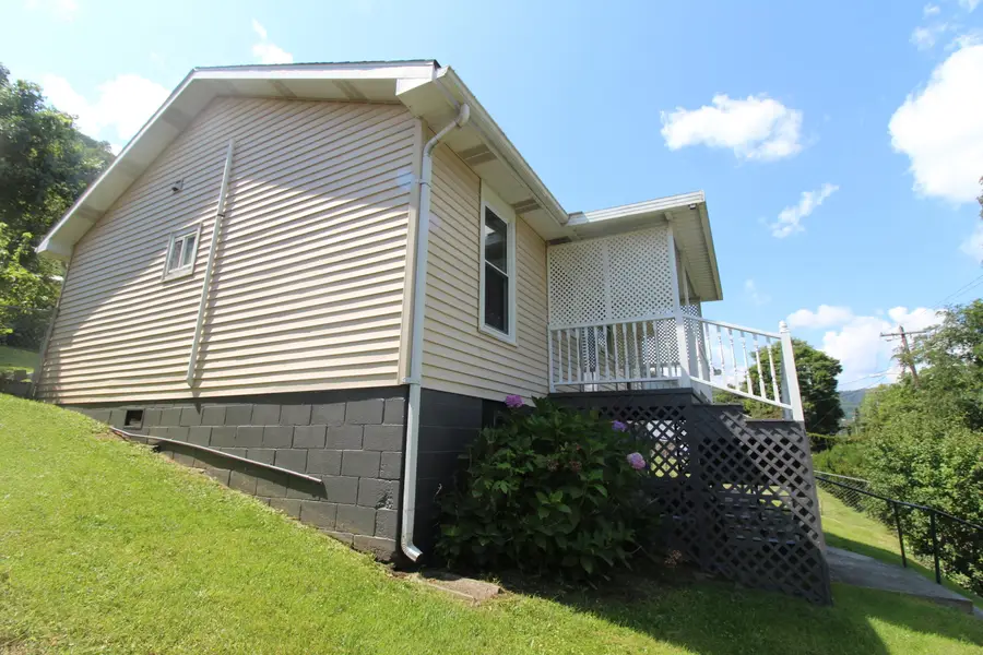 1304 Terrace St, Hinton, WV 25951 - #2