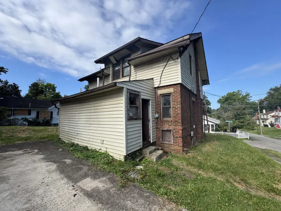 1902 Parkview St, Huntington, WV 25701 - #2