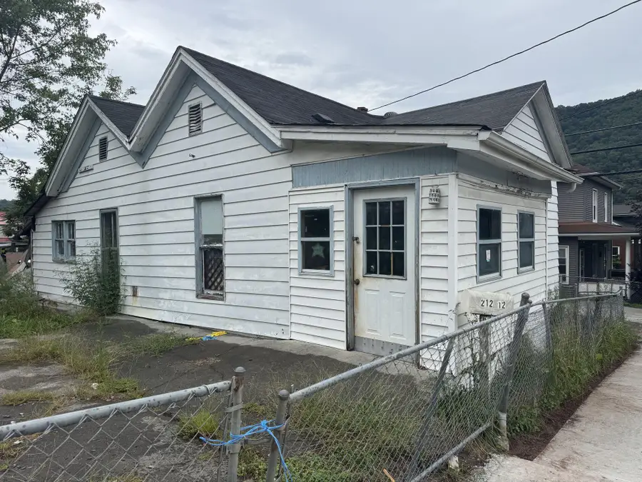 212 12th Ave, Hinton, WV 25951 - #2