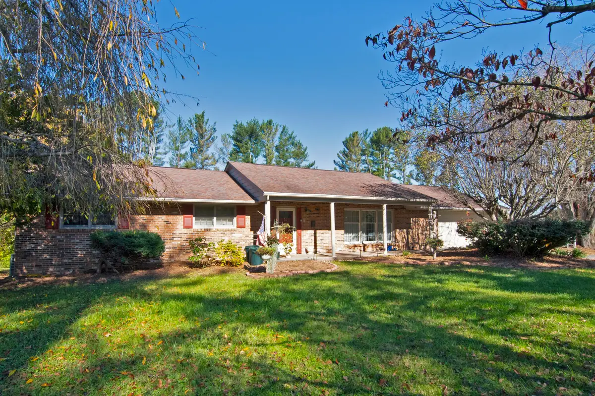 233 Summit Ave, Lewisburg, WV 24901 - #1