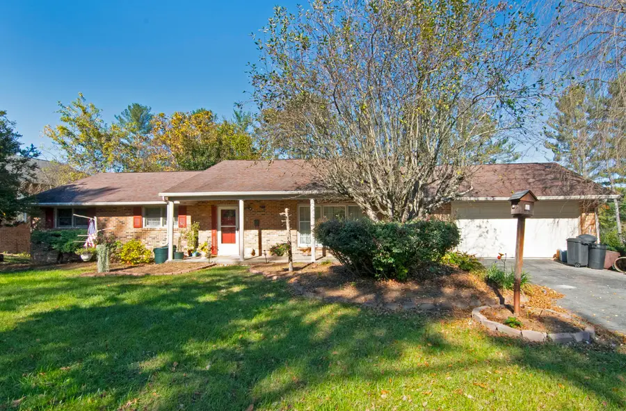 233 Summit Ave, Lewisburg, WV 24901 - #2