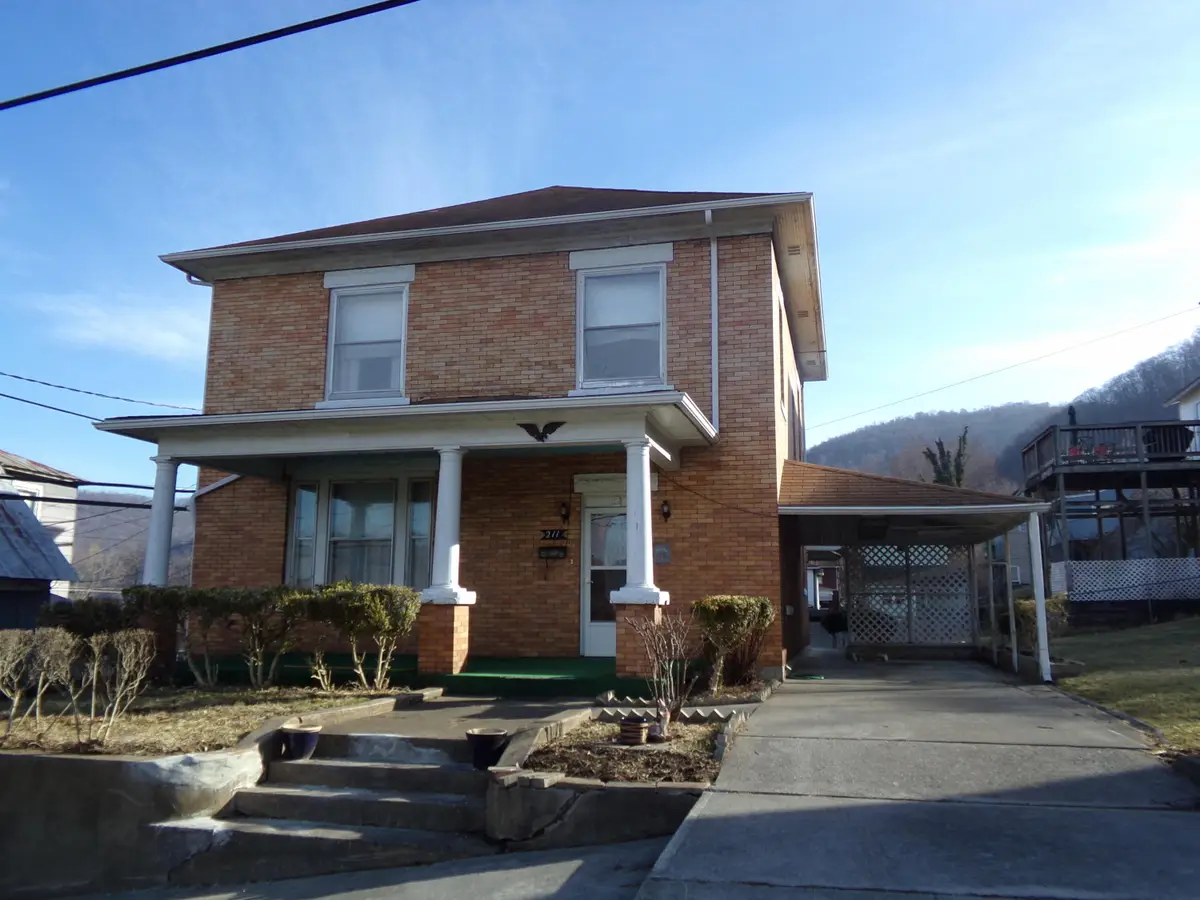 211 9th Ave, Hinton, WV 25951 - #1