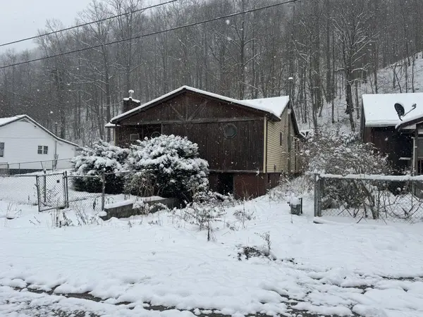 305 Morris Dr, Montgomery, WV 25136