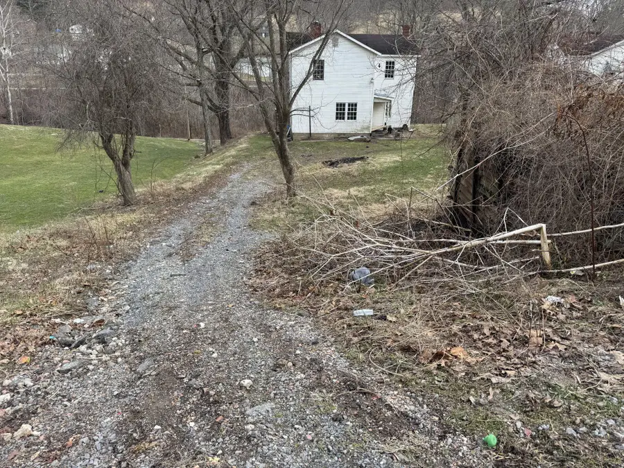 1087 Circle Dr, Idamay, WV 26576 - #2