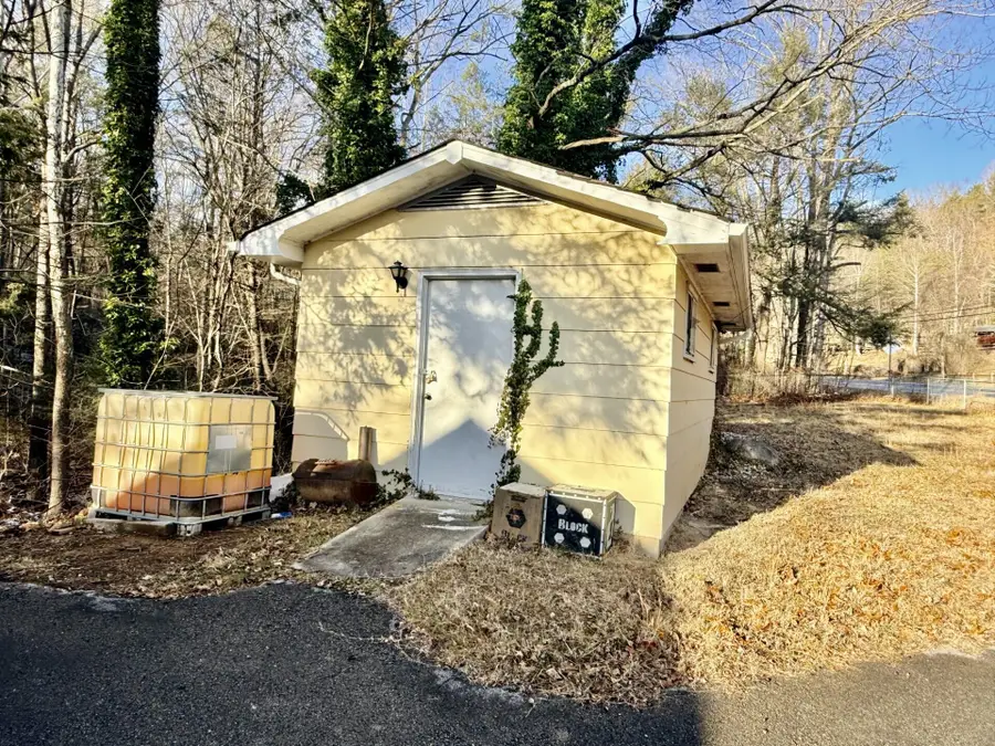 715 Ballard Red Sulphur Pkwy, Peterstown, WV 24963 - Image #3