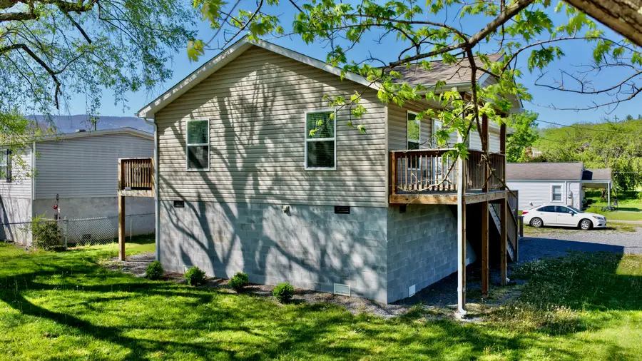 127 Calhoun St, Alderson, WV 24910 - #3