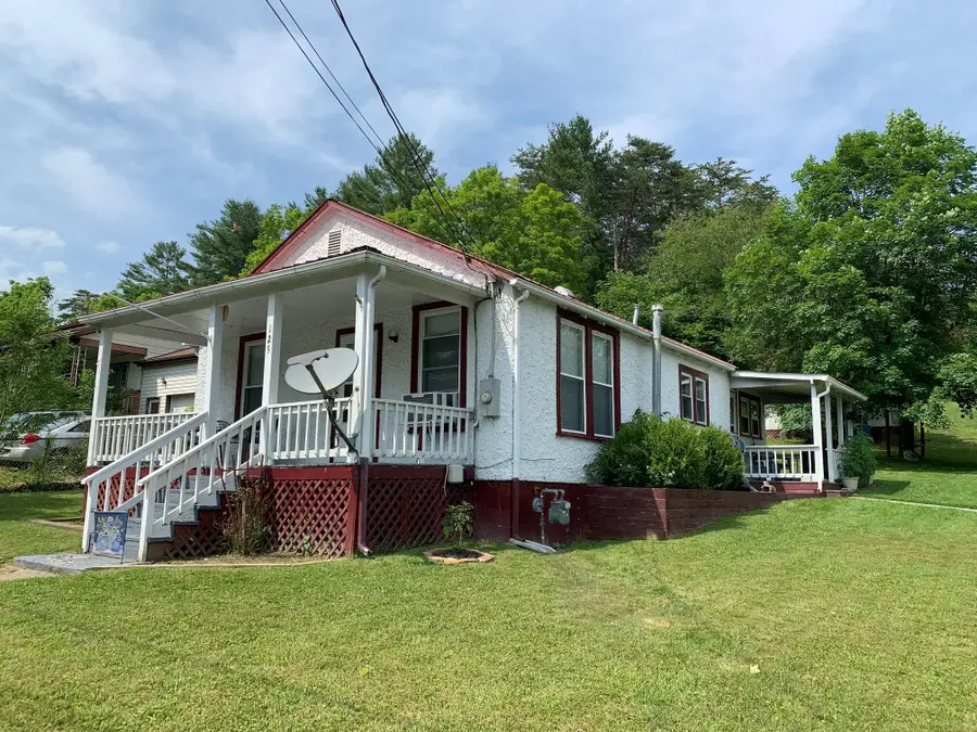 129 Harper St, White Sulphur Springs, WV 24986 - #3