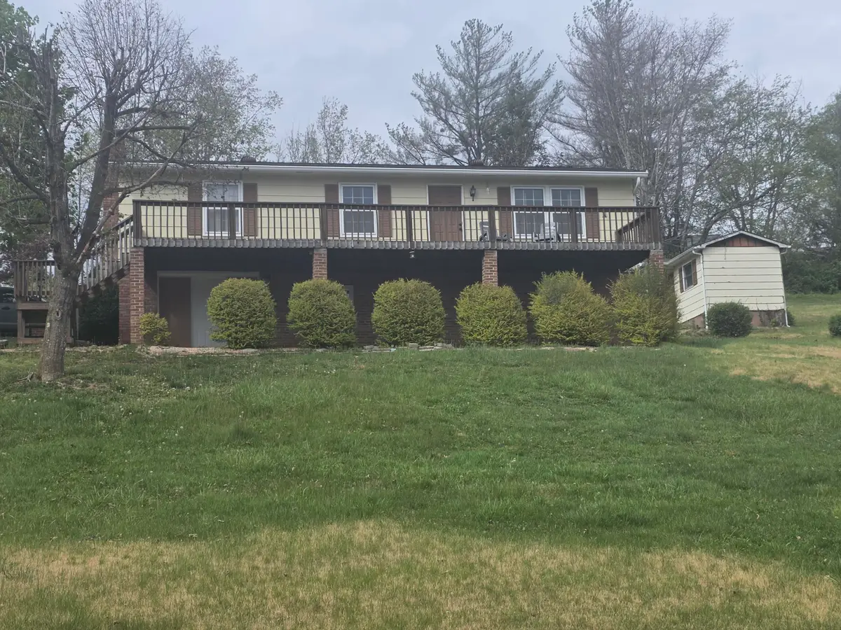 246 Clark St, Hinton, WV 25951 - #1