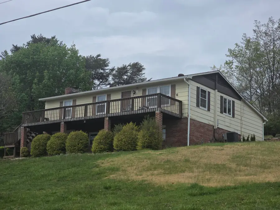 246 Clark St, Hinton, WV 25951 - #3
