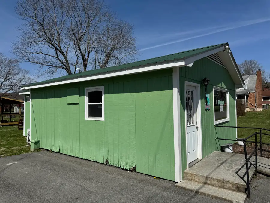 141 Clay St, Alderson, WV 24910 - #2