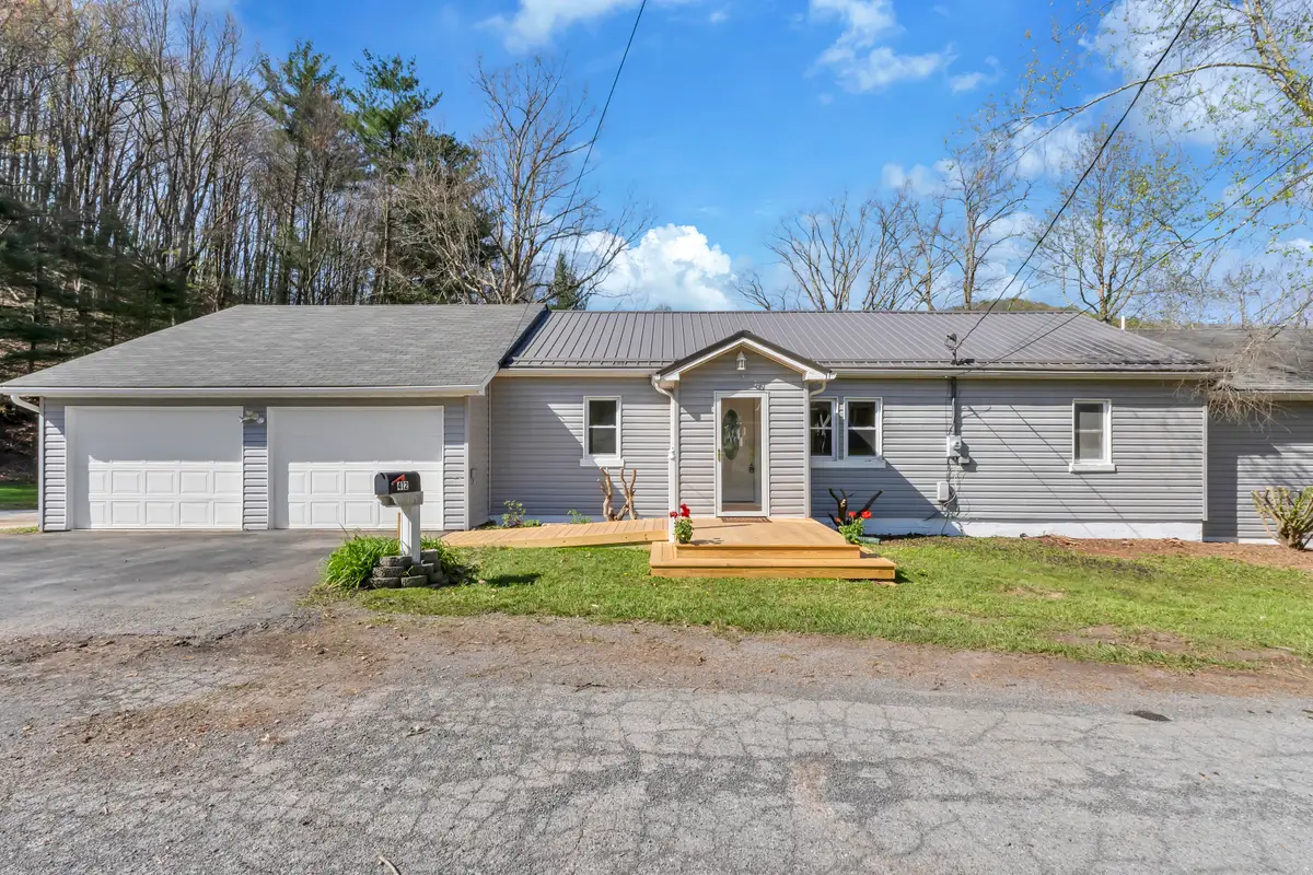 412 Osborne Dr, Rainelle, WV 25962 - #1