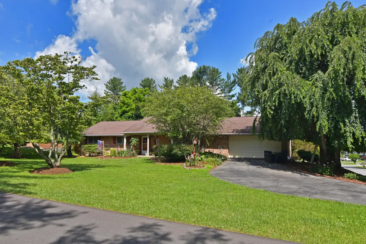 233 Summit Ave, Lewisburg, WV 24901 - #1