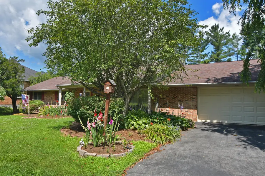 233 Summit Ave, Lewisburg, WV 24901 - #2