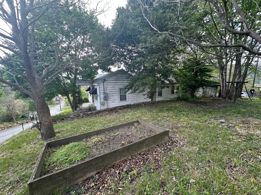 1003 College St, Narrows, VA 24124 - #2