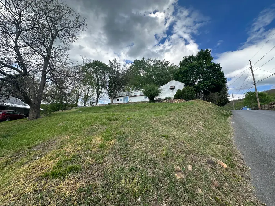 1003 College St, Narrows, VA 24124 - #3