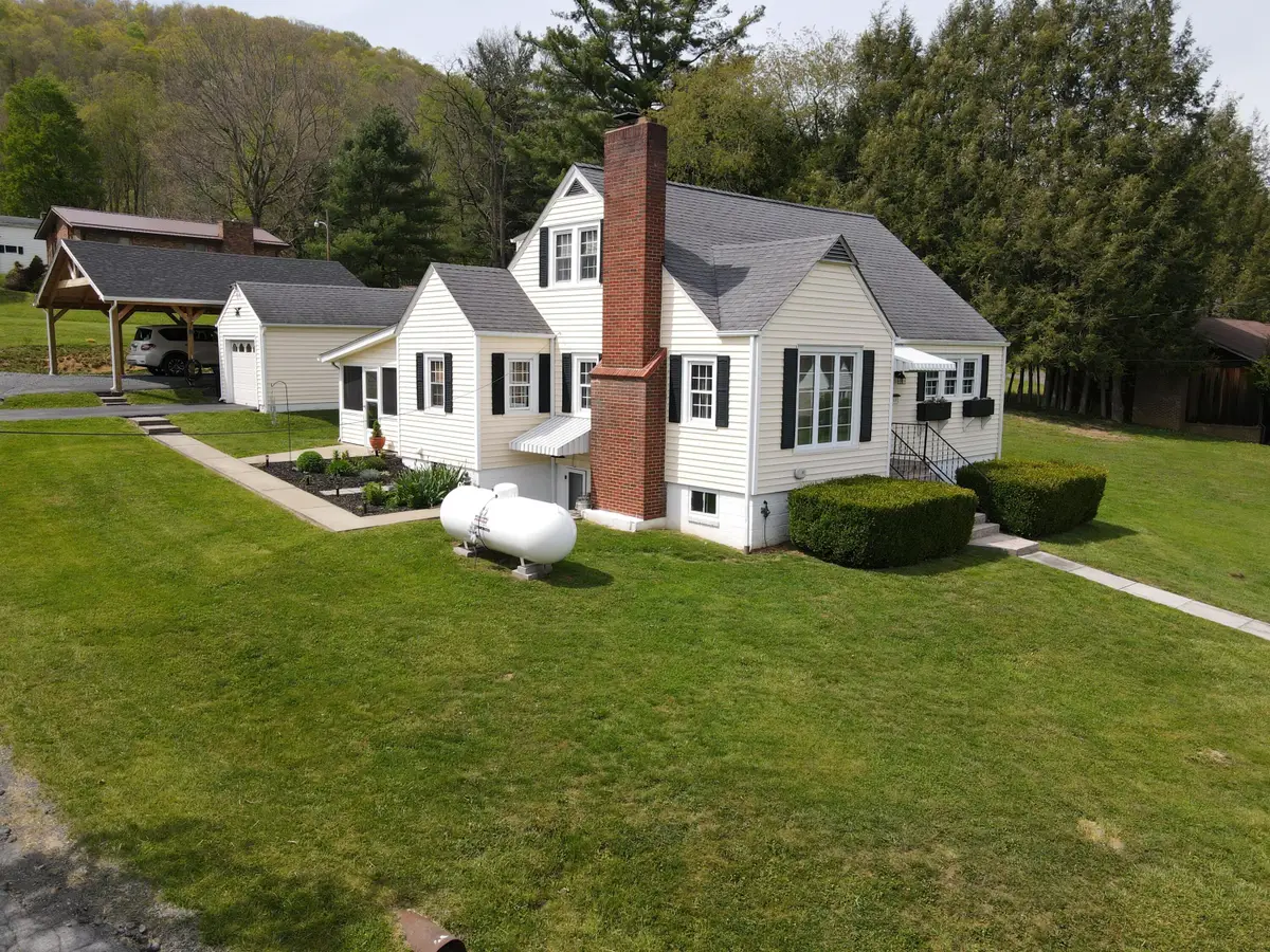 1692 S Sewell St, Rainelle, WV 25962 - #1