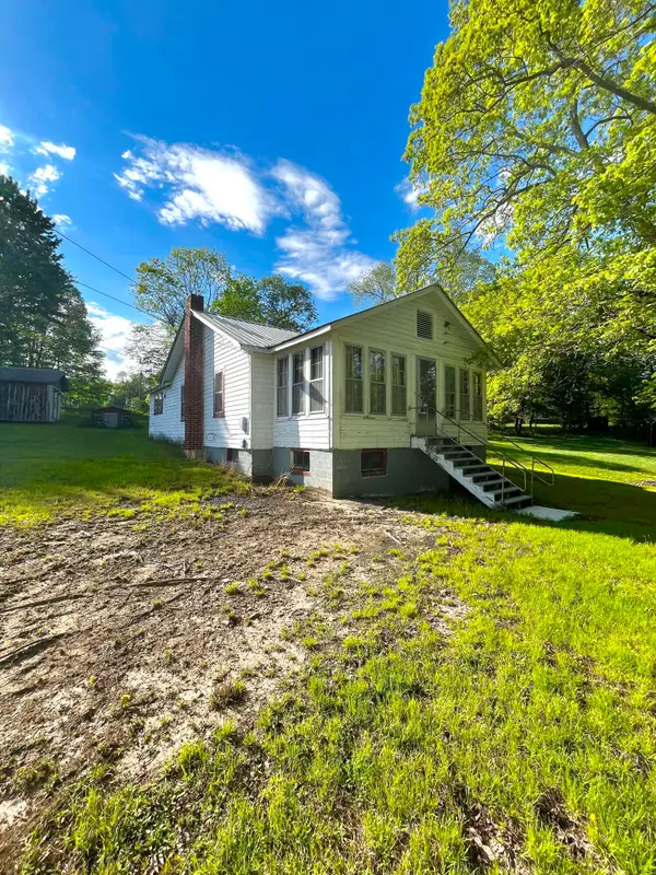 447 Settlement Dr, Charmco, WV 25958