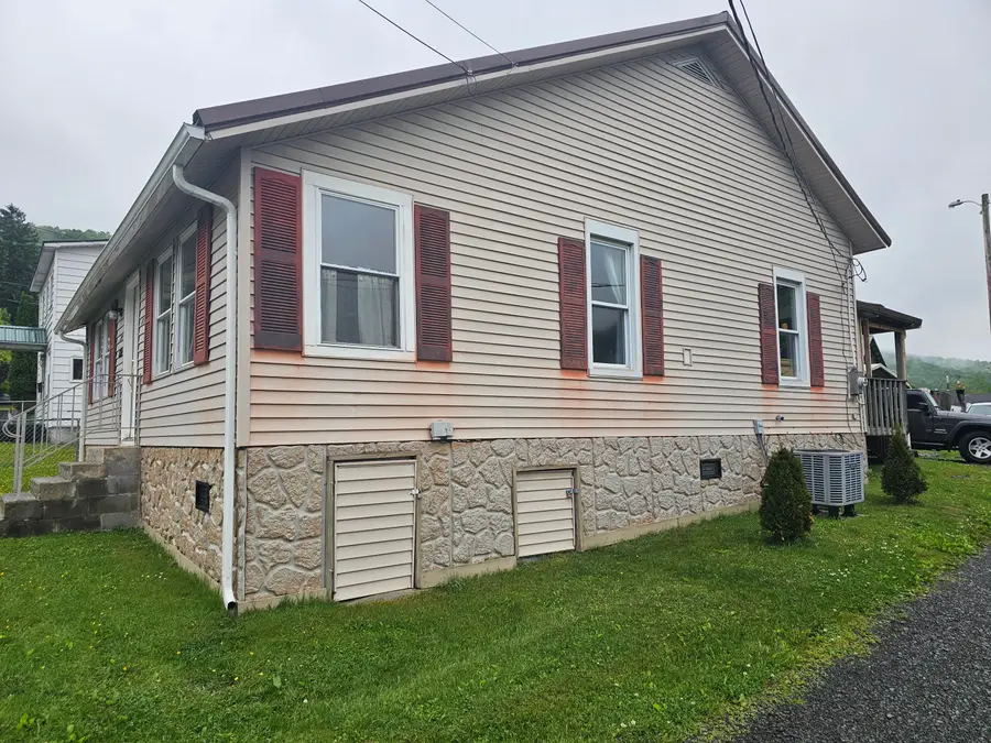 430 Greenbrier Ave, Rainelle, WV 25962 - #3
