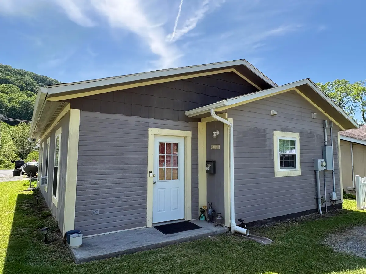 134 Spruce St, White Sulphur Springs, WV 24986 - #1