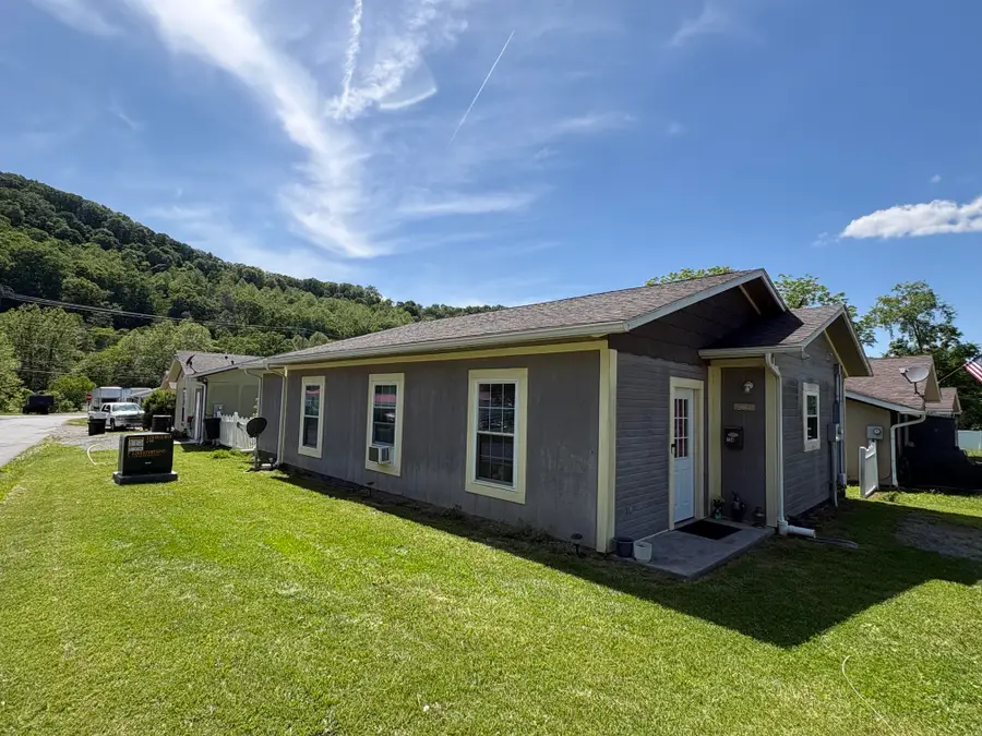 134 Spruce St, White Sulphur Springs, WV 24986 - #3