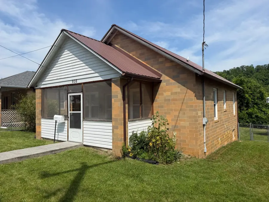 1337 E Main St, White Sulphur Springs, WV 24986 - #2