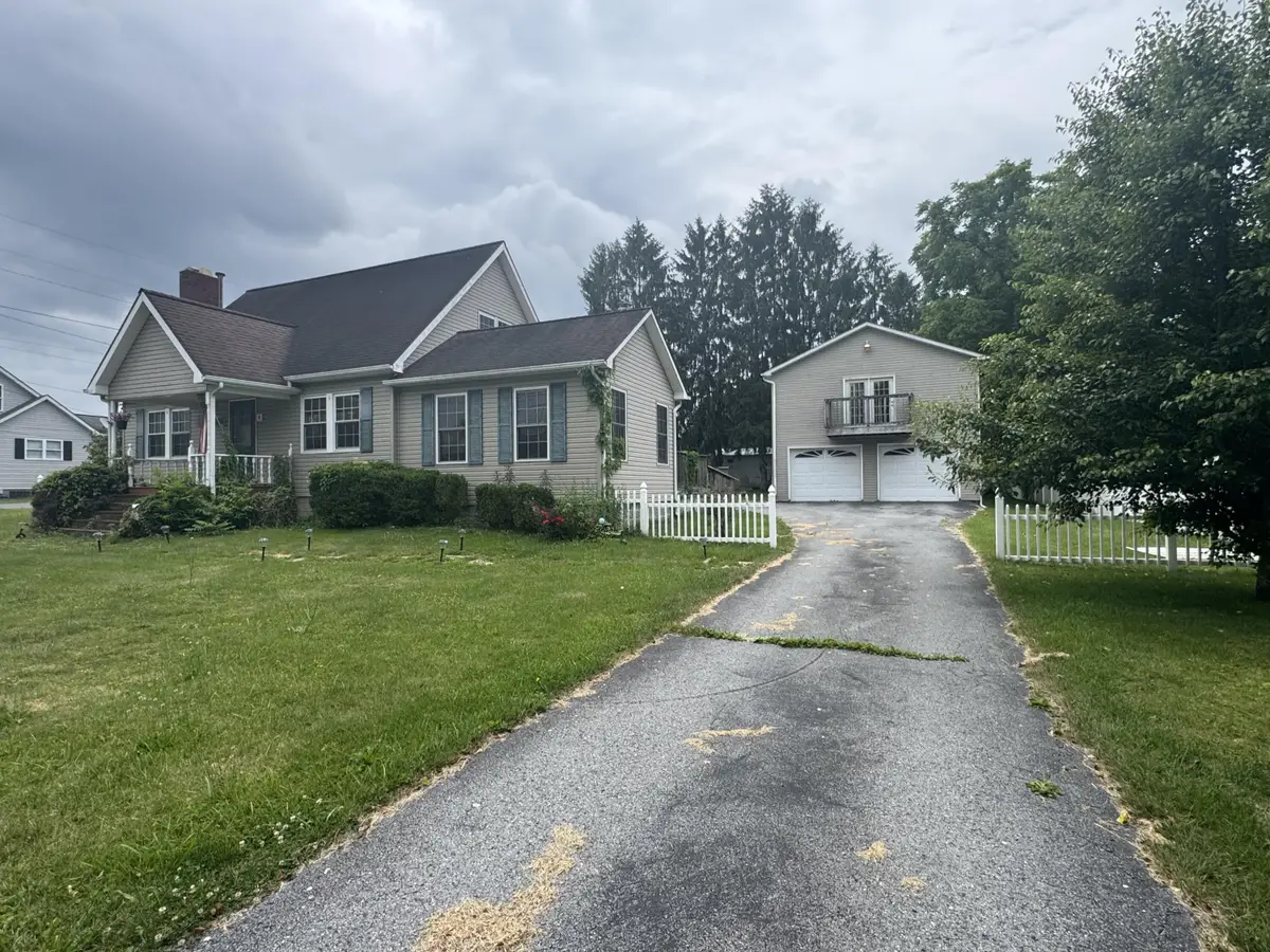 211 Crescent Rd, Beckley, WV 25801 - #1