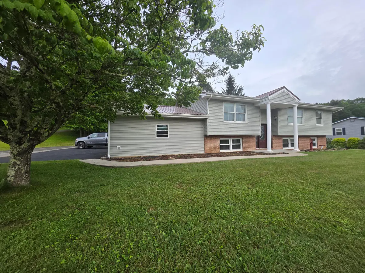 381 Pennsylvania Ave, Rainelle, WV 25962 - #1