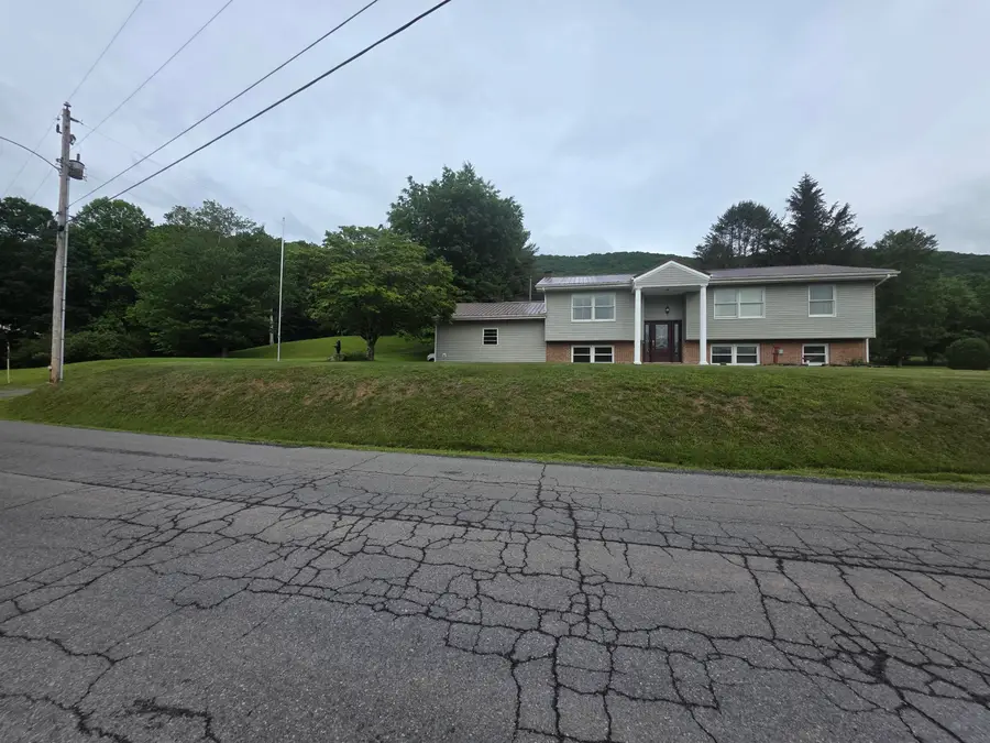 381 Pennsylvania Ave, Rainelle, WV 25962 - #3
