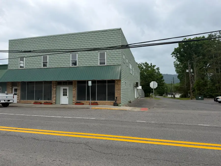 524 Nicholas St, Rupert, WV 25984 - #2