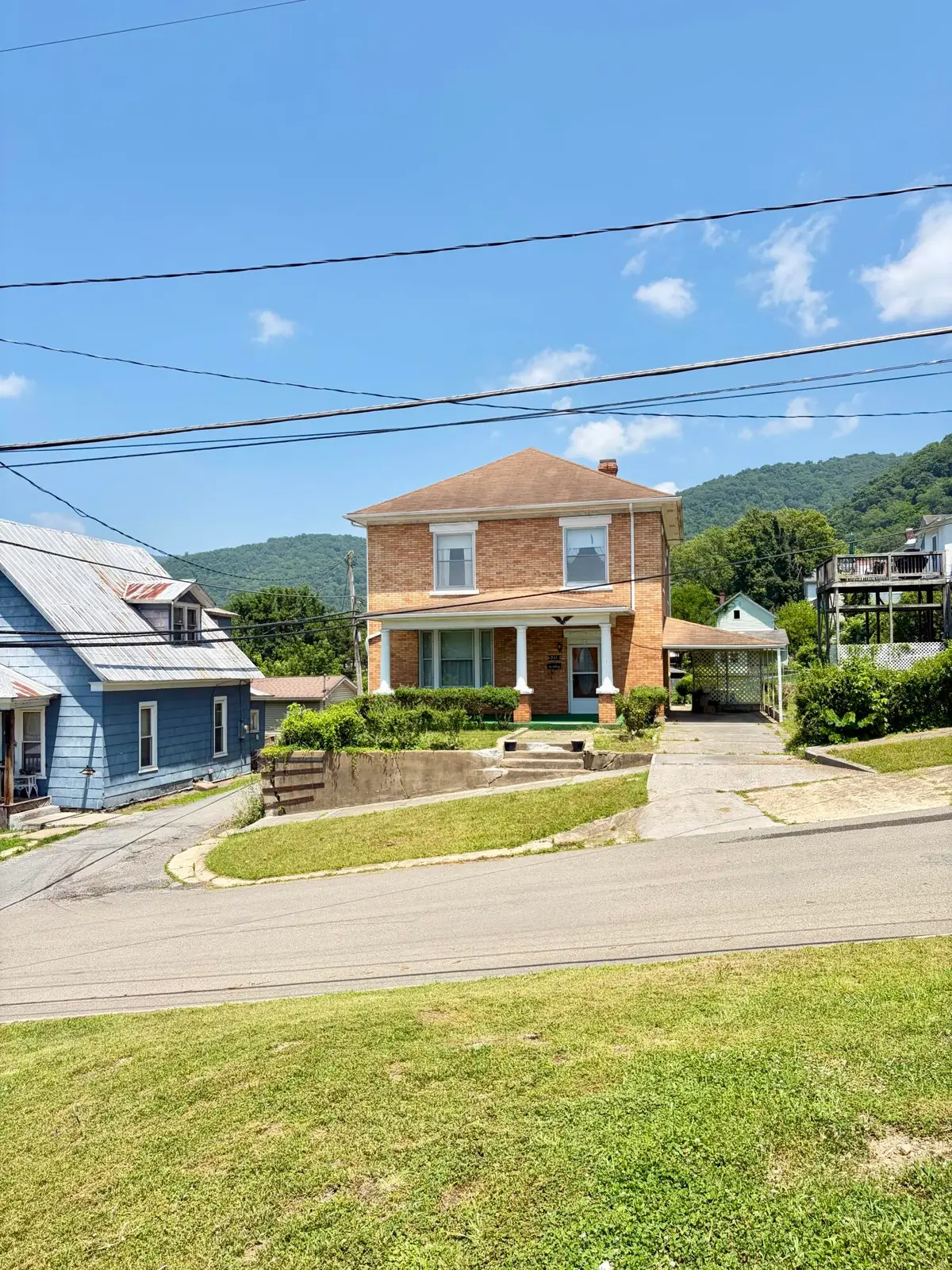 211 9th Ave, Hinton, WV 25951 - #1
