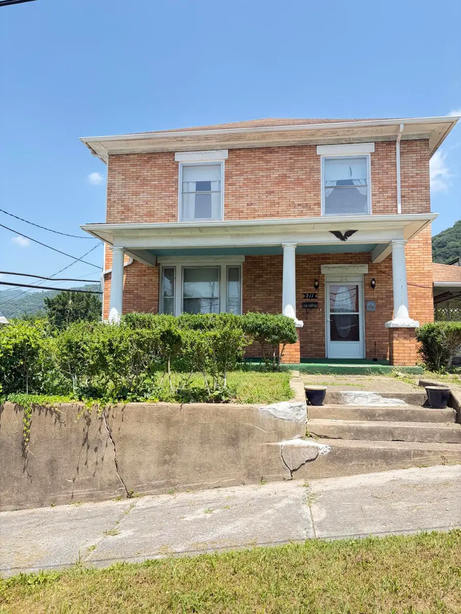 211 9th Ave, Hinton, WV 25951 - #2