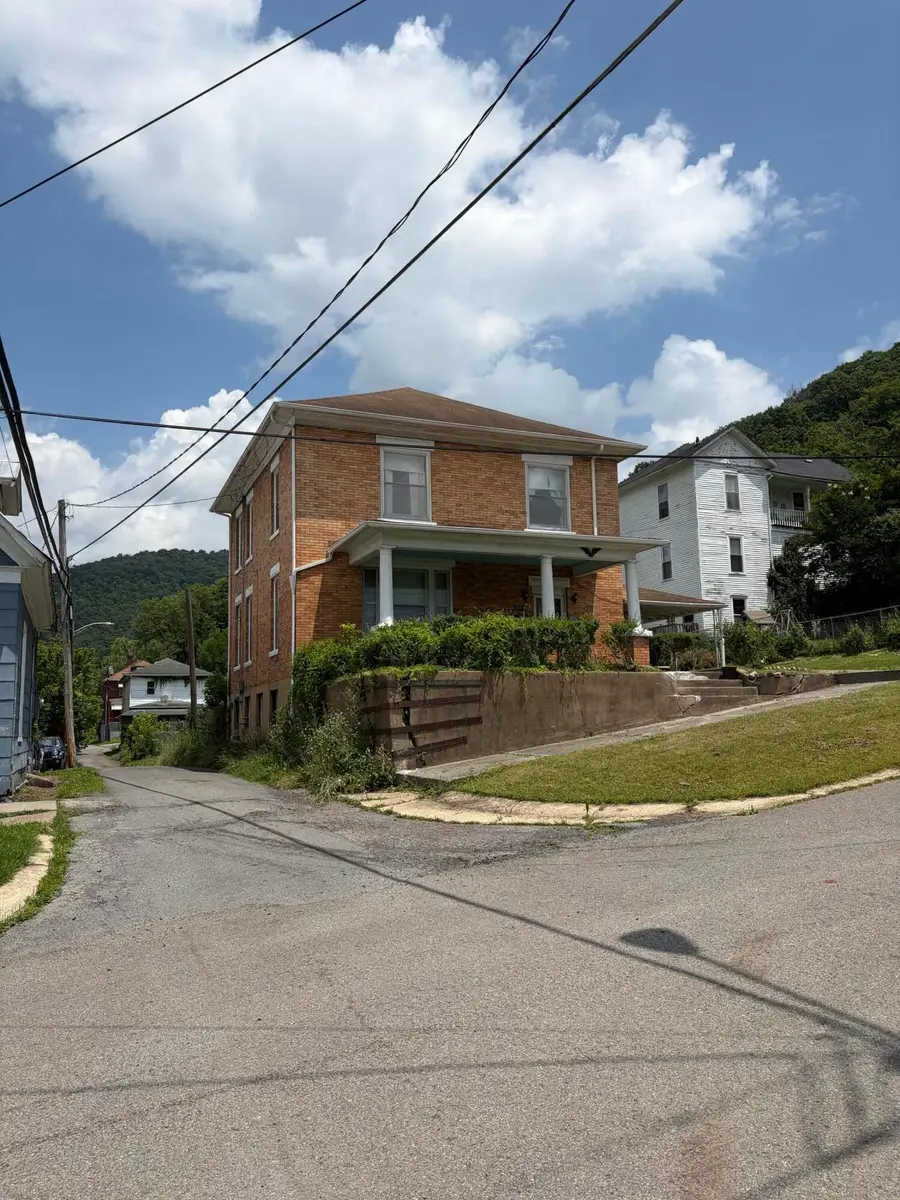 211 9th Ave, Hinton, WV 25951 - #3