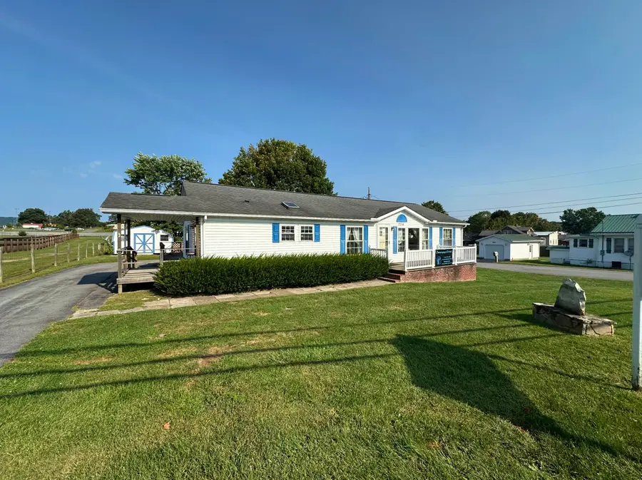 734 Maplewood Ave, Lewisburg, WV 24901 - #2