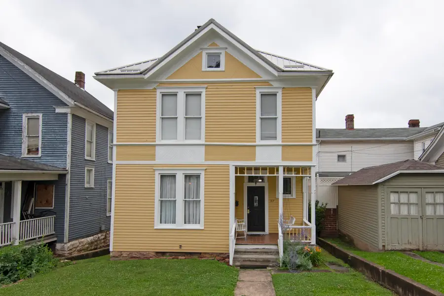 317 James St, Hinton, WV 25951 - #2